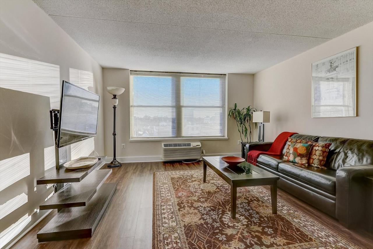 Frontdesk I The Cosmopolitan Apts Philadelphia Apartment Стая снимка